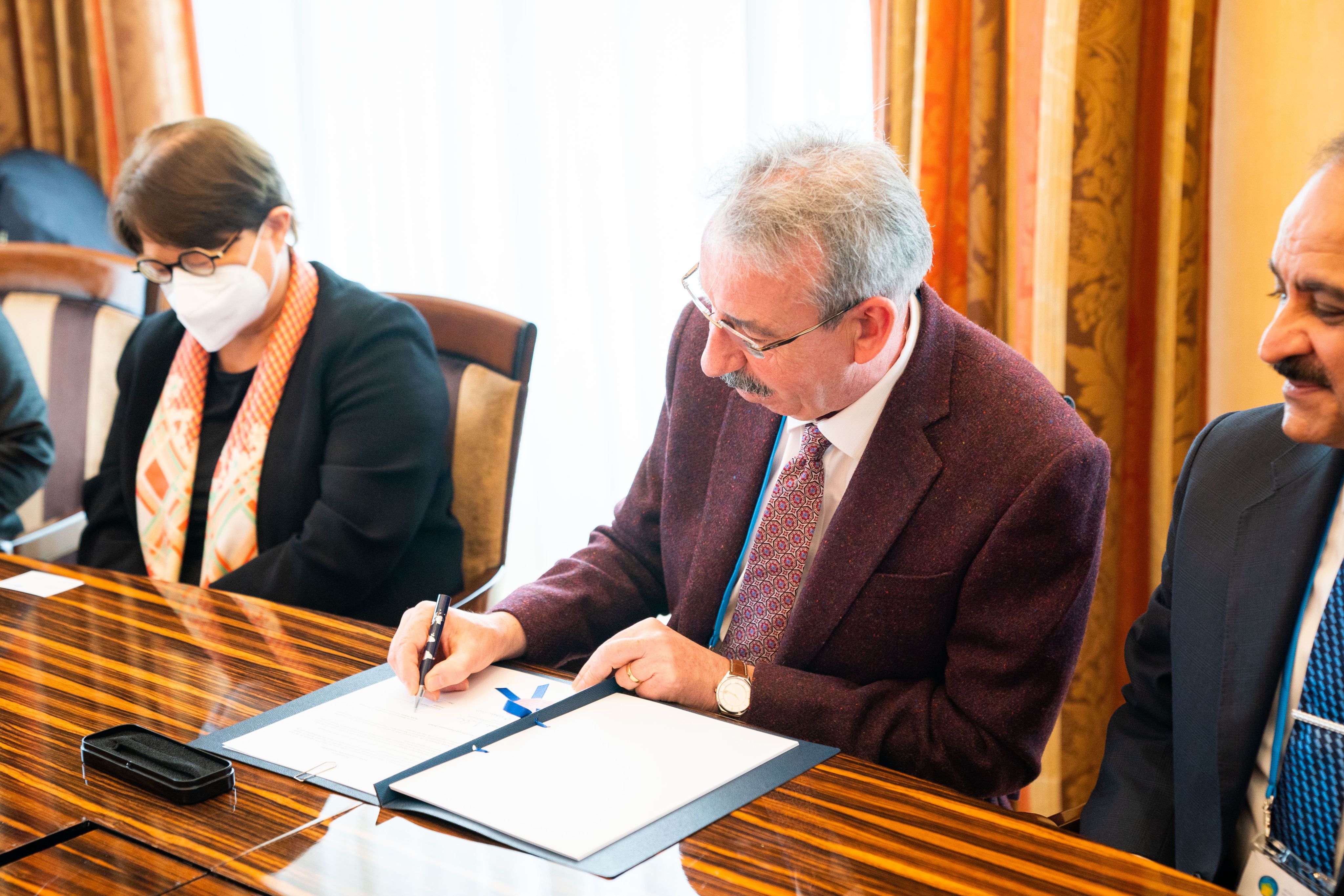 Prof. Selbie signing the IANPHI-WHO MOU